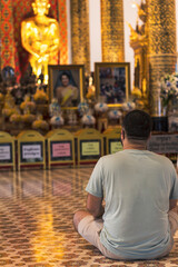 Obraz premium Serene Meditation in Sacred Thai Temple in Chiang Mai