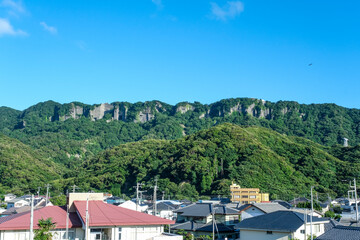 採石跡が鋸のように見える鋸山