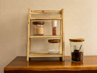 棚に並べられた調味料とコーヒーのキャニスター