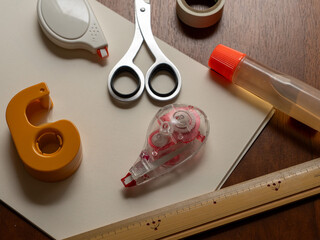 俯瞰したはさみやのりなどの文房具