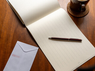 俯瞰した便箋と封筒