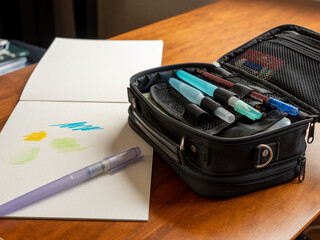 画用紙と水筆ペンとポーチ