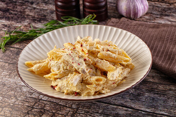 Creamy pasta Alfredo with chicken