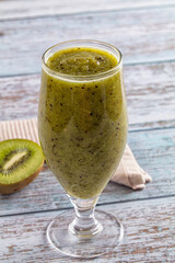 Sweet detox green kiwi smoothie