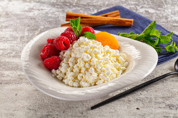 Grain cottage cheese with raspberries