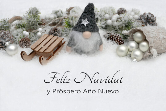 Tarjeta navide&ntilde;a: Felicitaci&oacute;n navide&ntilde;a con duendes, trineos y adornos navide&ntilde;os en la nieve. &iexcl;Feliz Navidad y pr&oacute;spero A&ntilde;o Nuevo!