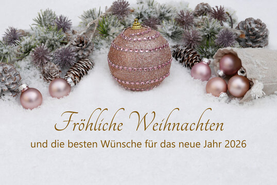 Weihnachtskarte: Weihnachtsgr&uuml;&szlig;e mit rosa Weihnachtsschmuck im Schnee . Frohe Weihnachten und die besten W&uuml;nsche f&uuml;r das neue Jahr 2026.	