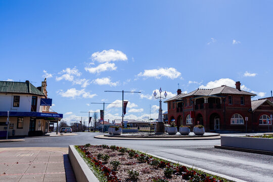 Roundabout and pub on corner of main street of Glen Innes on winters day