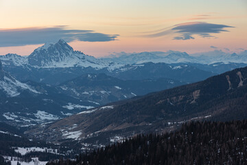 Der Peitlerkofel oder Sass de Putia und Alta Badia in den Dolomiten, Italien, bei Sonnenuntergang, im Winter