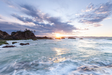 Sonnenuntergang am Fisherman´s Lookout. Dramatische Wellen und Küstenlandschaft am The Pass, New South Wales, Australien.