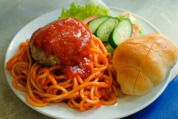 spaghetti with tomato sauce and Hamburg steak
