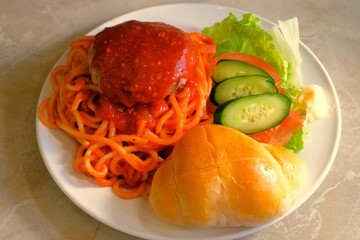 spaghetti with tomato sauce and Hamburg steak
