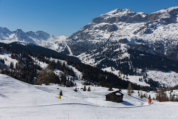 Das Skigebiet von Alta Badia und die Berge der Sella Gruppe in den Dolomiten, Italien, im Winter