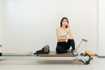 ピラティス女子 日本人女性がポーズ