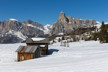 Das Skigebiet von Alta Badia und die Berge der Puez Gruppe in den Dolomiten, Italien, im Winter