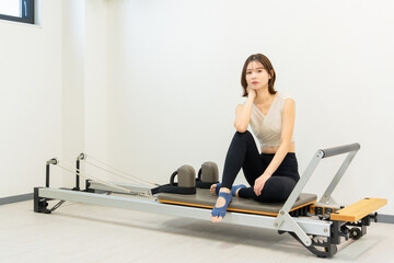 ピラティス女子 日本人女性がポーズ