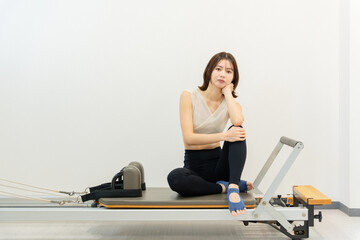 ピラティス女子 日本人女性がポーズ