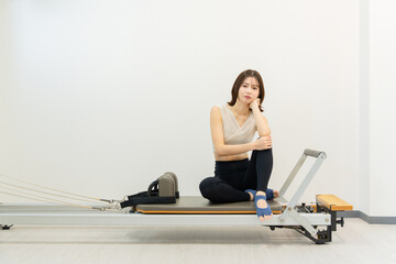 ピラティス女子 日本人女性がポーズ