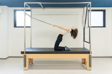 ピラティス女子 日本人女性がキャデラックでポーズ