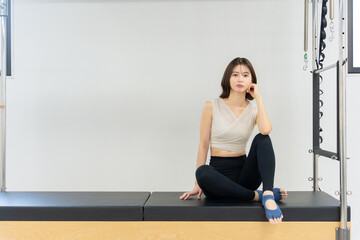 ピラティス女子 日本人女性がポーズ