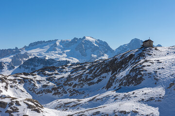 Die Kostnerhütte oder Rifugio Franz Kostner al Vallon in der Sella Gruppe im Skigebiet von Alta Badia und die Marmolada in den Dolomiten, Italien, im Winter