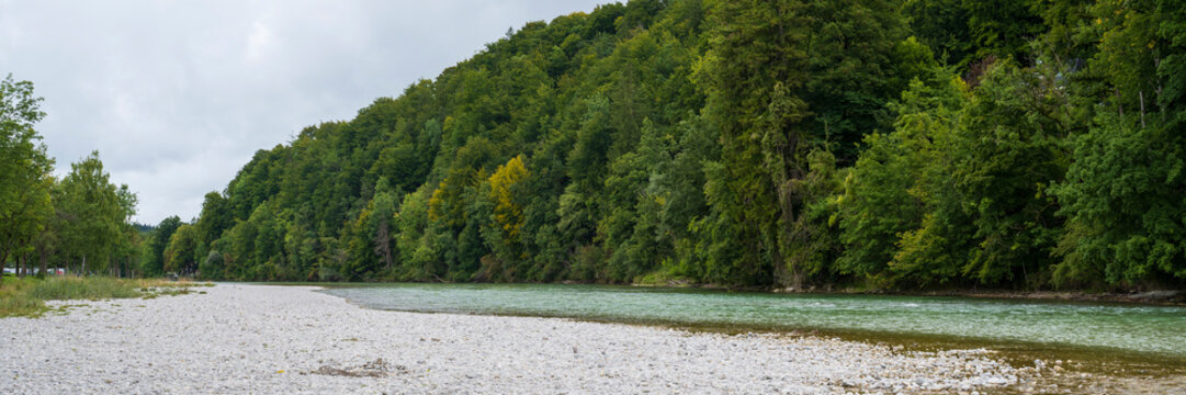 Ufer der Isar, Wald am Kalvarienberg, Bad T&ouml;lz, Oberbayern, Bayern, Deutschland, Europa