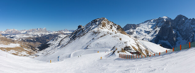 Panorama vom Skigebiet von Arraba und Alta Badia mit den Bergen der Padon Gruppe und der Marmolada am Grödnerjoch in den Dolomiten, Italien, im Winter