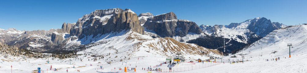 Das Skigebiet Gröden, Grödnertal oder Val Gardena und Val di Fassa mit den Bergen der Sella...