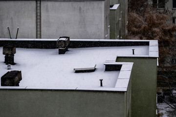 Ośnieżony dach budynku mieszkalnego zimą