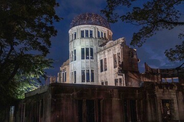 夜の広島の原爆ドーム