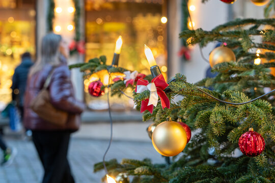 Geschm&uuml;ckter Weihnachtsbaum in der Fu&szlig;g&auml;ngerzone