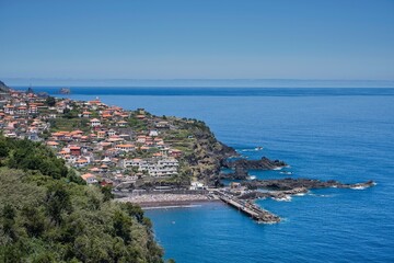 Fototapeta premium A beautiful beach with a small town in the background
