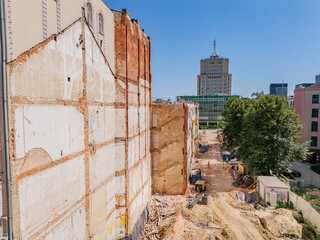 Obraz premium Odbudowa wyburzonej kamienicy