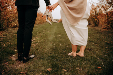 Para młoda biegnie przez park