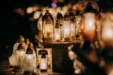 Znicze palące się nocą na cmentarzu © rozentuzjazmowany