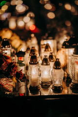 Znicz Palący się w nocy na cmentarzu © rozentuzjazmowany