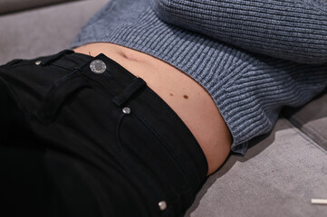 Wystający płaski brzuch kobiety