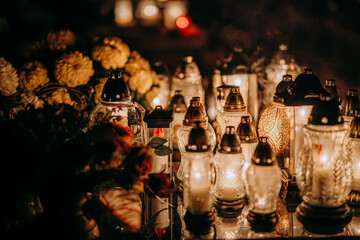 Znicz Palący się w nocy na nagrobku © rozentuzjazmowany