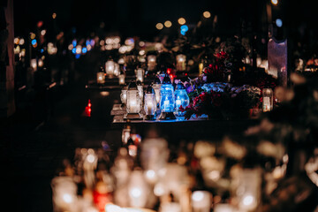 Moda na elektroniczne znicze na cmentarzu © rozentuzjazmowany