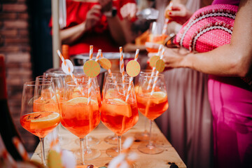 Celebracja kieliszkiem alkoholu