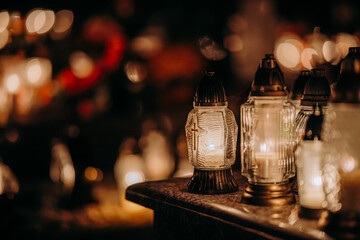Znicze palące się na nocnym cmentarzu © rozentuzjazmowany