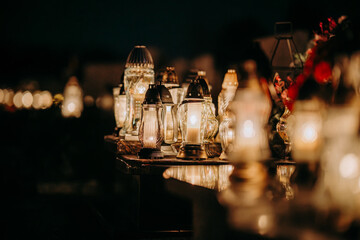 Znicze palące się na nocnym cmentarzu © rozentuzjazmowany
