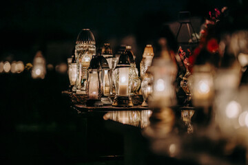 Znicze palące się na nocnym cmentarzu © rozentuzjazmowany