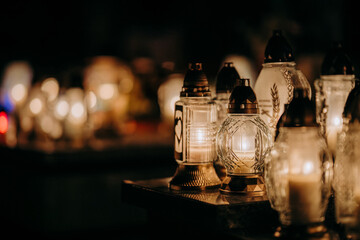 Znicze palące się na nocnym cmentarzu © rozentuzjazmowany