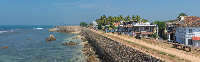 Obraz premium Panorama of the ancient Galle city embankment on a sunny day