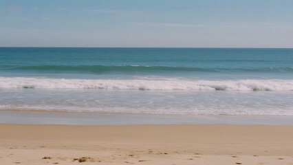 Obraz premium Ocean waves on sandy beach