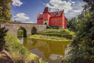 Obraz premium Cervena Lhota Castle On the rock above the castle pond