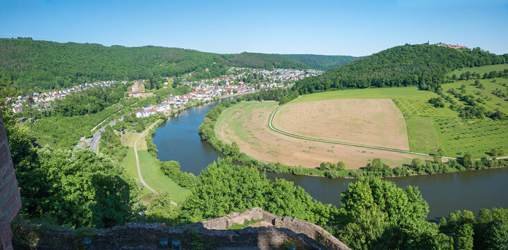 Neckar loop near Neckarsteinach, with a view of the town and the hill of Dilsberg.