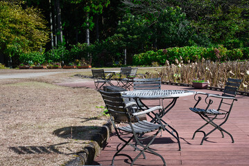 秋晴れの空の下、公園に置かれた趣のあるテーブルとイス