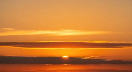 Obraz premium Vibrant Golden Sunset Sky with Dramatic Fiery Clouds and Warm Light